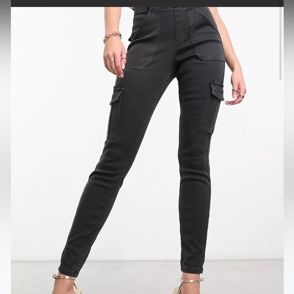 Spanx Stretch Twill Ankle Cargo Pant in Washed Black Size Medium
